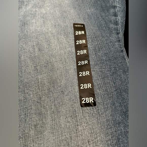 ⭐️NWT⭐️Torrid Flared Leg Blue Medium Wash Denim Jeans Womens Plus Size 28R - Picture 3 of 9